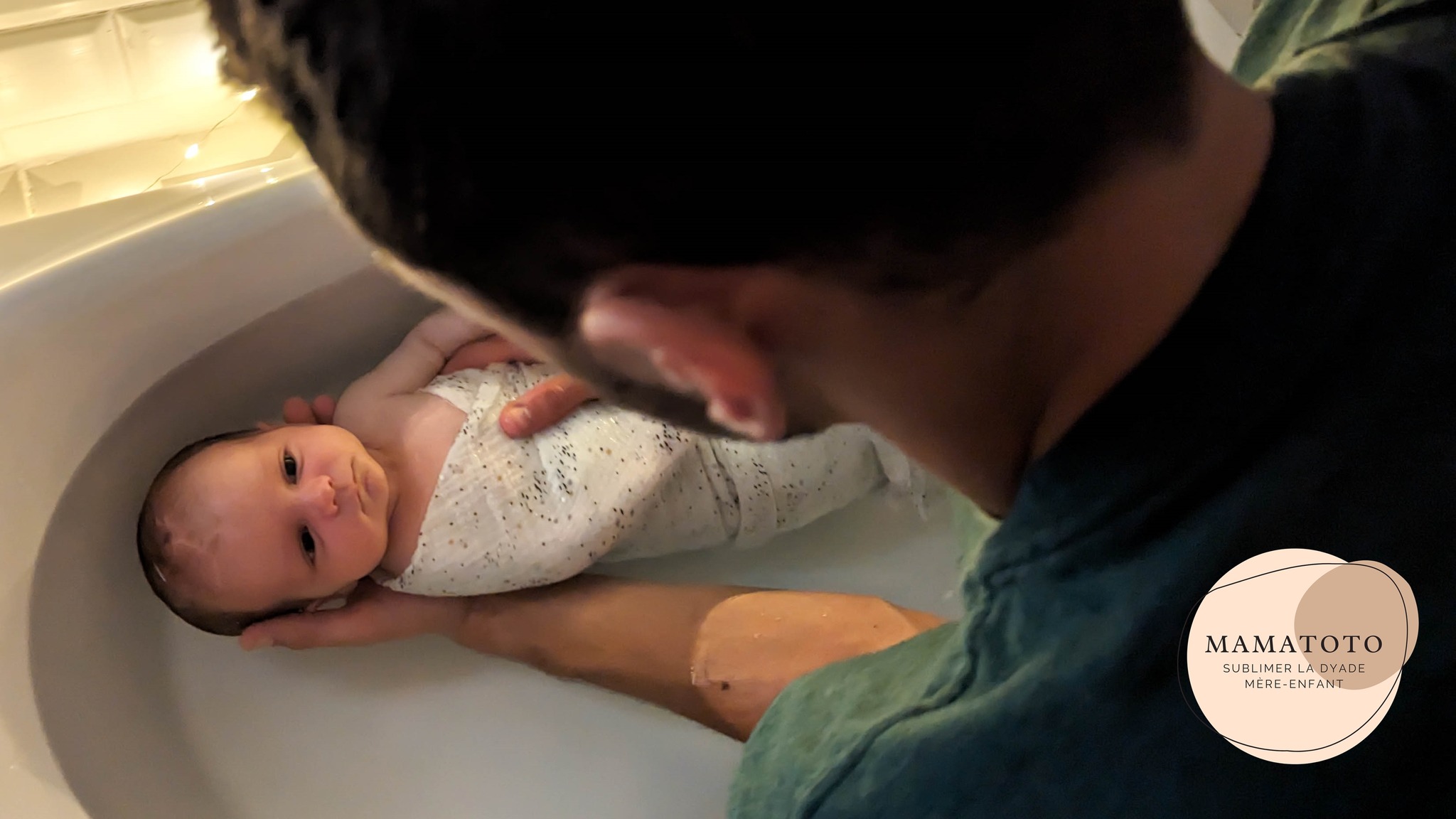 Bébé lors du bain avant le rituel MamatotoⓇ