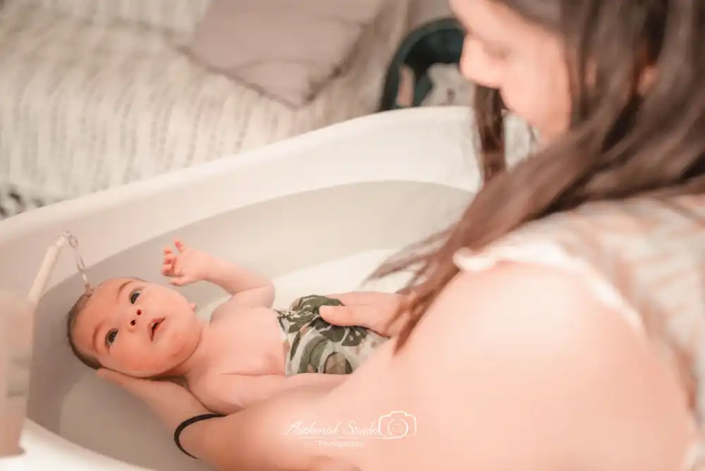 Bébé lors du bain avant le rituel MamatotoⓇ