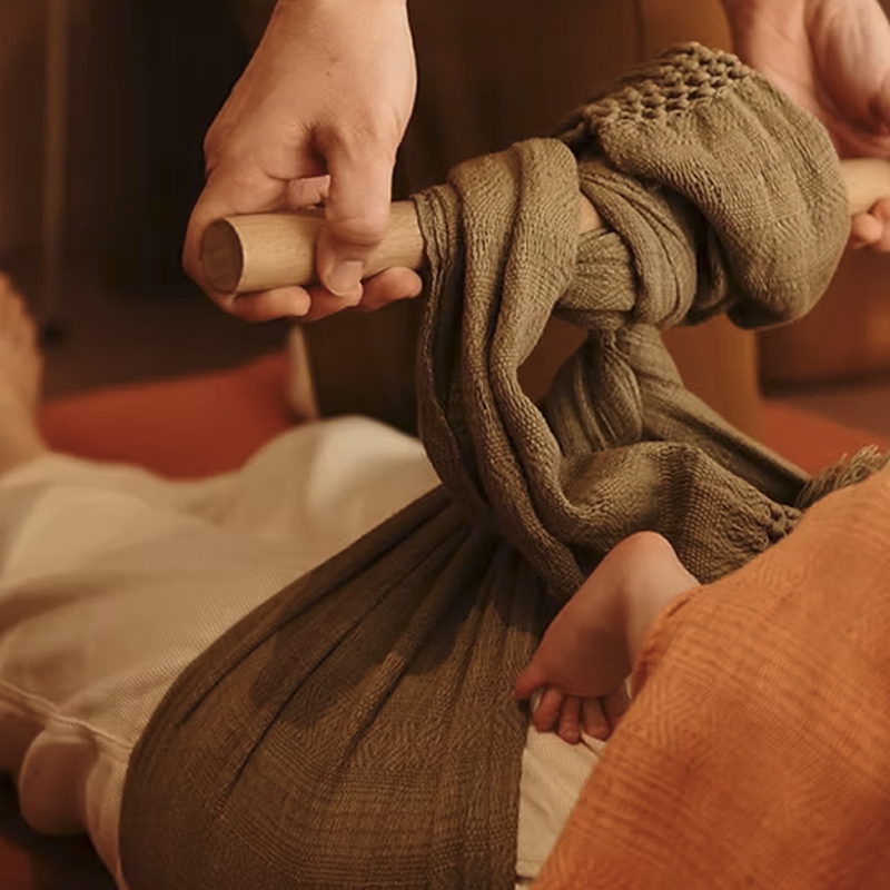 Resserrage du bassin avec le Rebozo en post-partum